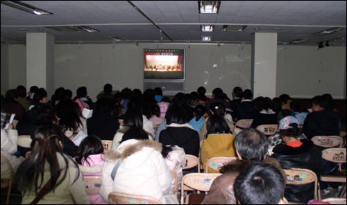 연주장 밖에서 화면으로라도 함께 하고 싶은 서민 대중의 마음. 중랑구민회관 밖 문화원 로비에 설치된 멀티비전은 스피커 음향이 지직거리고 화면 구도가 단조로워 안타깝기까지했다. 